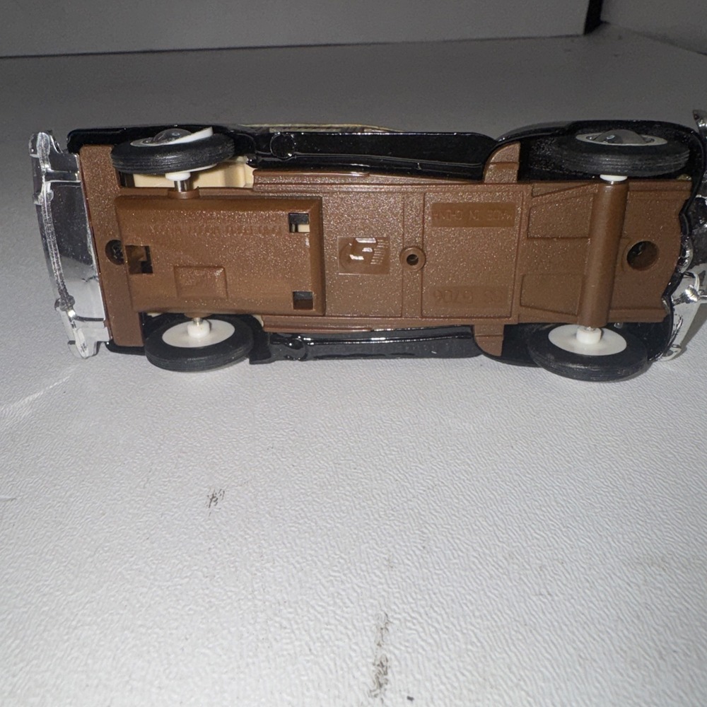 Superior 1940 Ford Woody Wagon - diecast car with pull-back motor - 1:43-scale - Picture 9 of 10